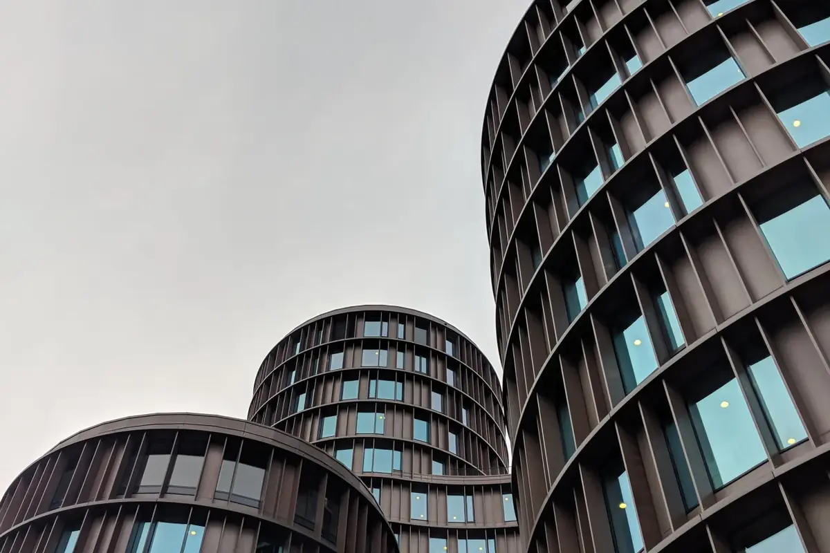 Komma-overblik med synkroniserede regnskabsdata